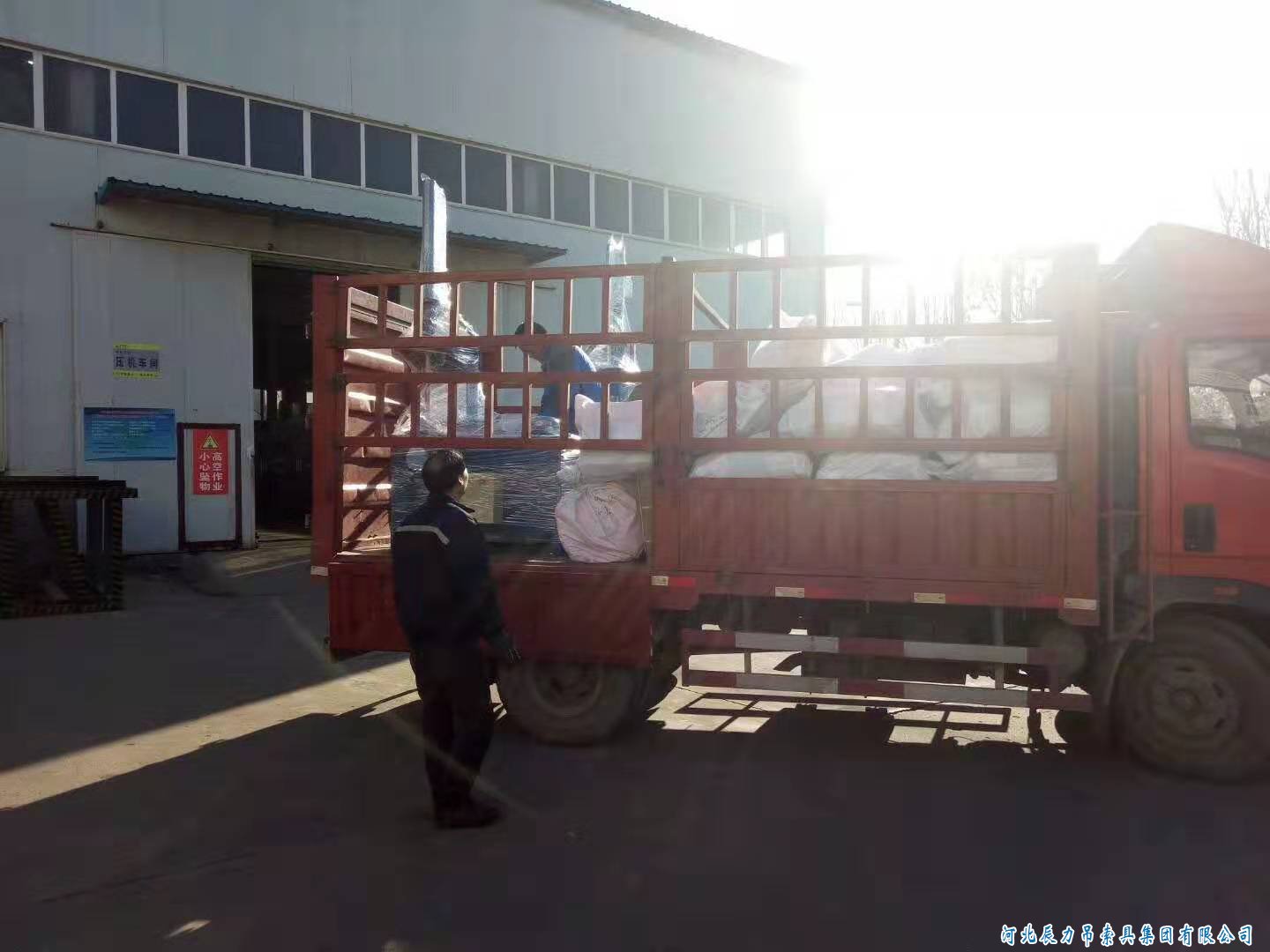 兩臺(tái)辰力32型鋼絲繩插套機(jī)發(fā)貨！